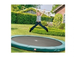 Kind springt auf dem Berg Trampolin